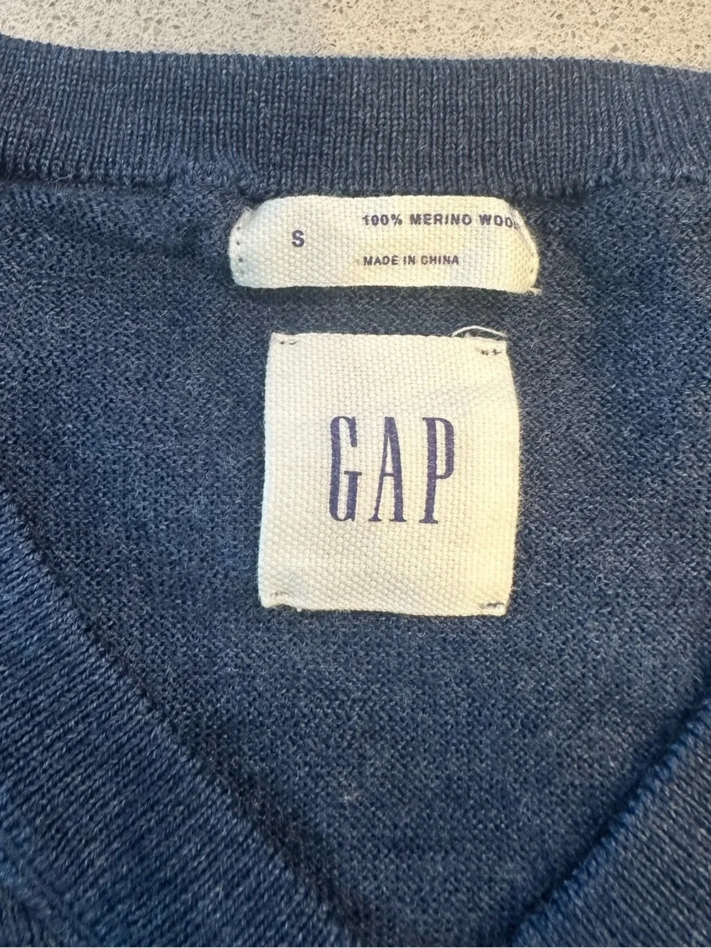 GAP Men's V-Neck Sweater in Navy